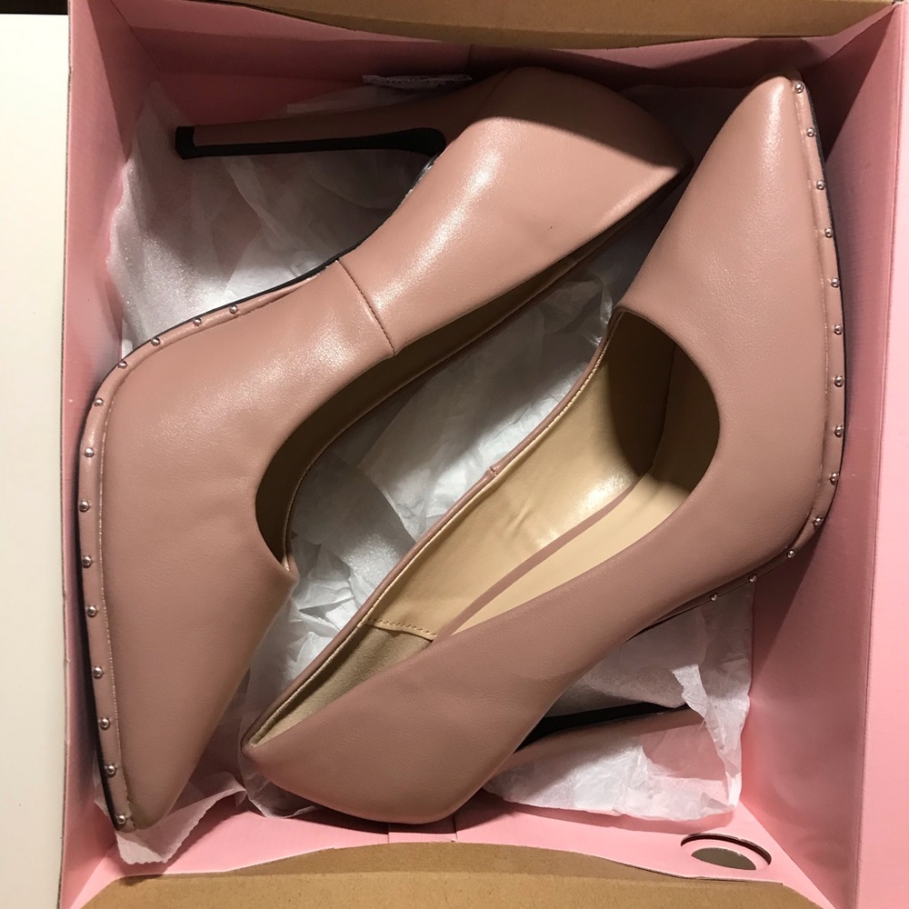 NWT. Light pink/mauve pumps with stud detail